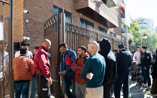 Varias personas hacen cola para entrar en la Embajada y Consulado de Marruecos.