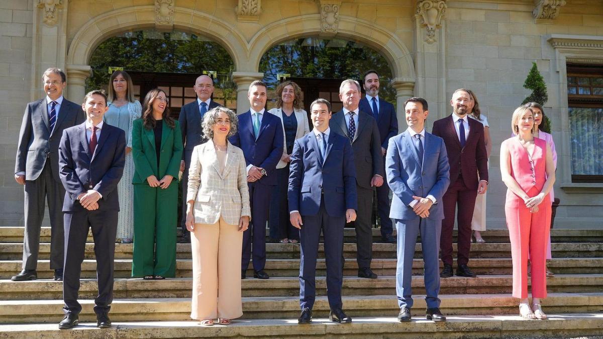 El lehendakari, Imanol Pradales, flanqueado por Ibone Bengoetxea y Mikel Torres, en la foto de familia del nuevo Gobierno vasco en este martes de la toma de posesión de los consejeros