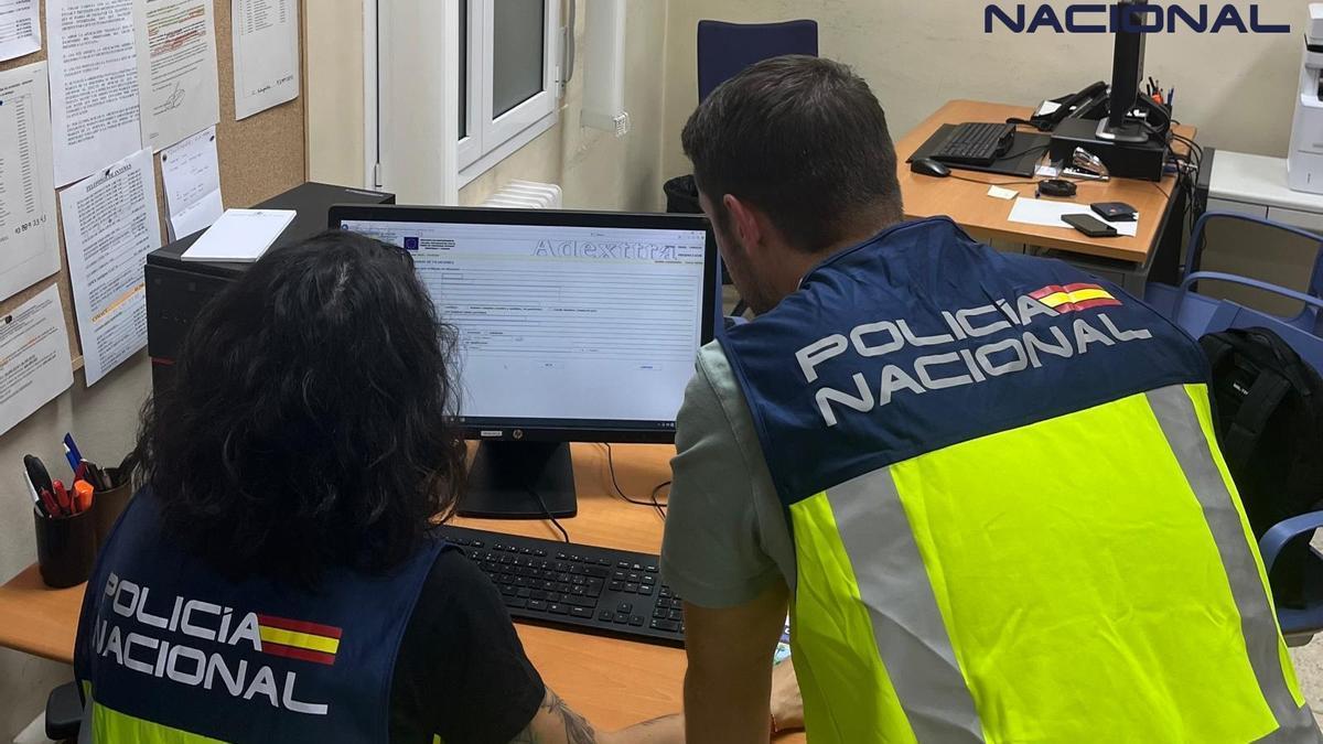 Agentes inspeccionan la documentación falsa.