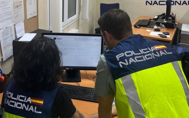 Agentes inspeccionan la documentación falsa.