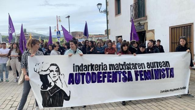Zumaiarras en una concentración convocada por el Movimiento Feminista.