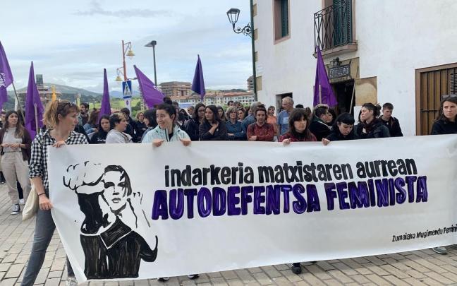 Zumaiarras en una concentración convocada por el Movimiento Feminista.