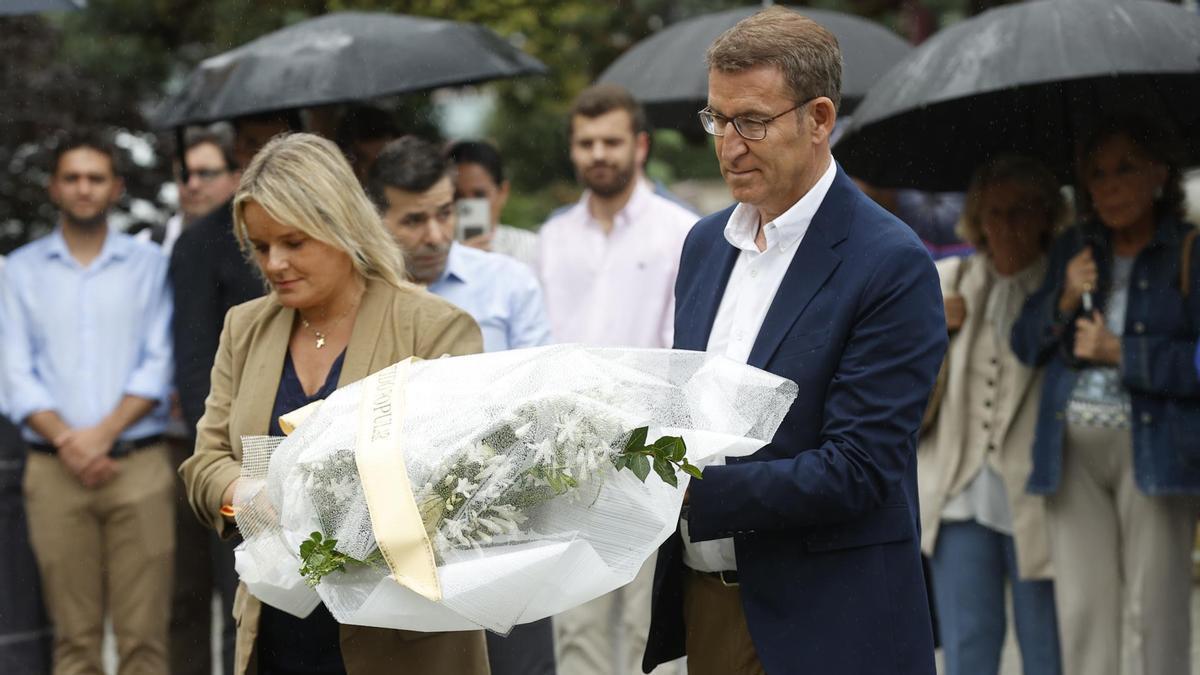 El presidente del PP, Alberto Núñez Feijóo, en el acto de homenaje a Miguel Ángel Blanco junto a la hermana del homenajeado, Marimar Blanco.