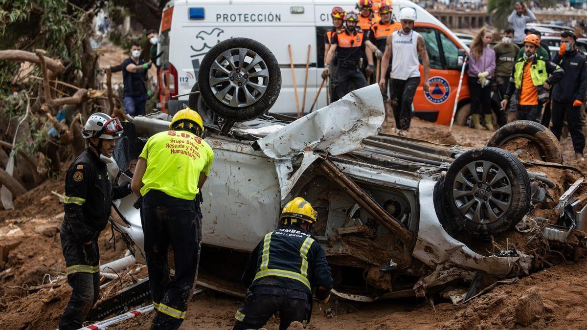 Los servicios de rescate buscan posibles víctimas en el interior de un vehículo.