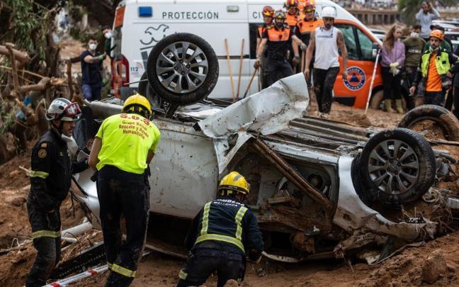 Los servicios de rescate buscan posibles víctimas en el interior de un vehículo.