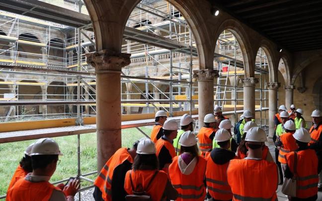 Visita de una veintena de junteros este jueves a las obras de rehabilitación de la Universidad Sancti Spiritus de Oñati.