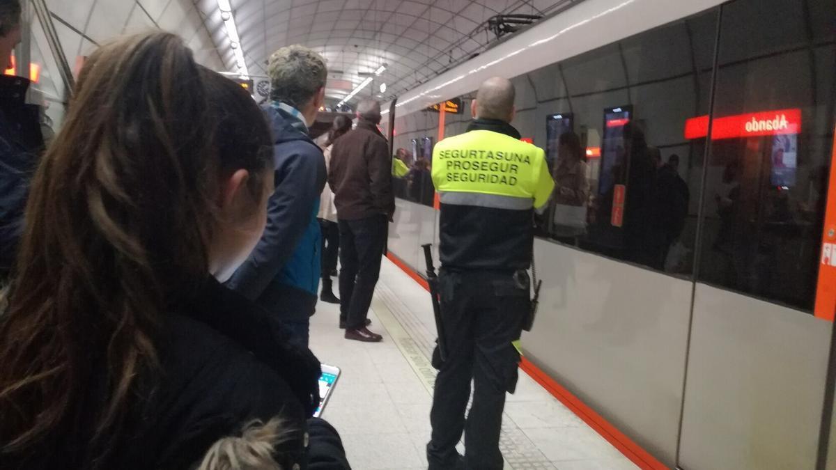 Un vigilante de seguridad de Metro Bilbao en una de las estaciones. / PABLO VIÑAS