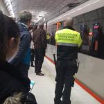 Un vigilante de seguridad de Metro Bilbao en una de las estaciones. / PABLO VIÑAS