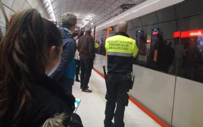 Un vigilante de seguridad de Metro Bilbao en una de las estaciones. / PABLO VIÑAS