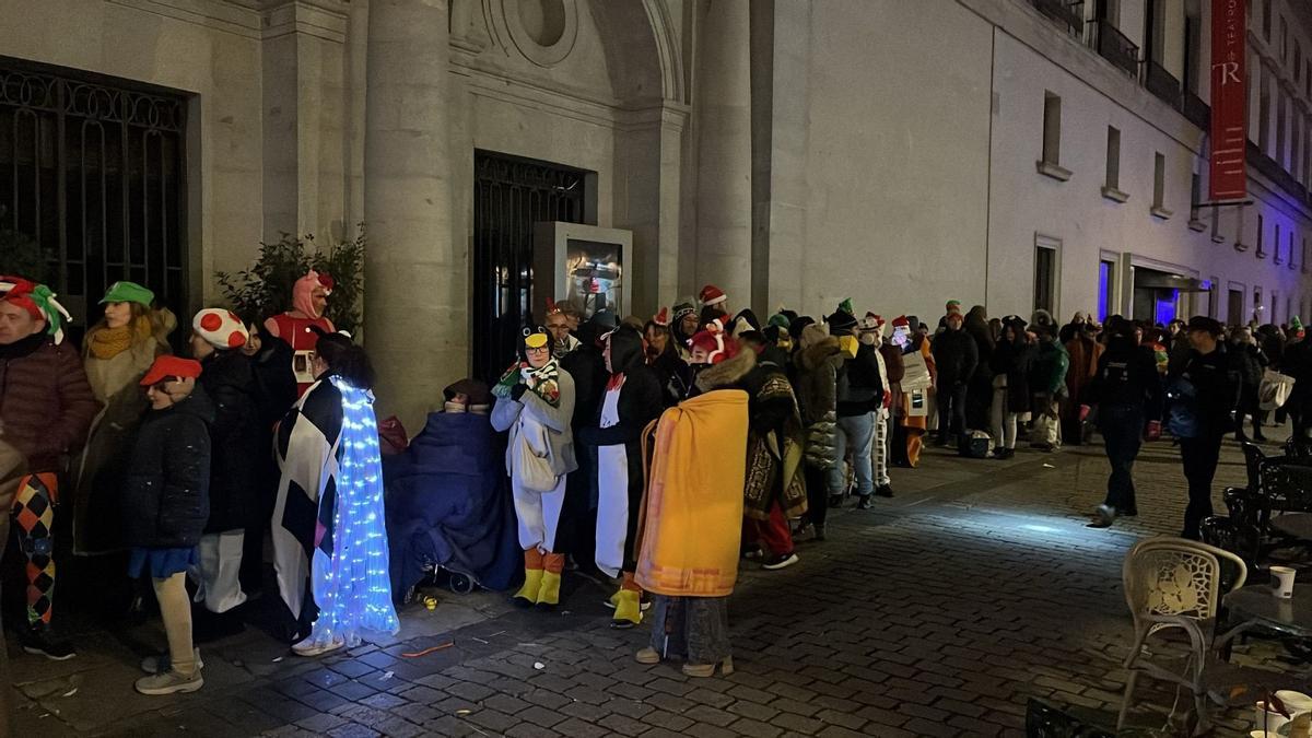 Cientos de personas hacen cola antes de que se abran las puertas del Teatro Real.