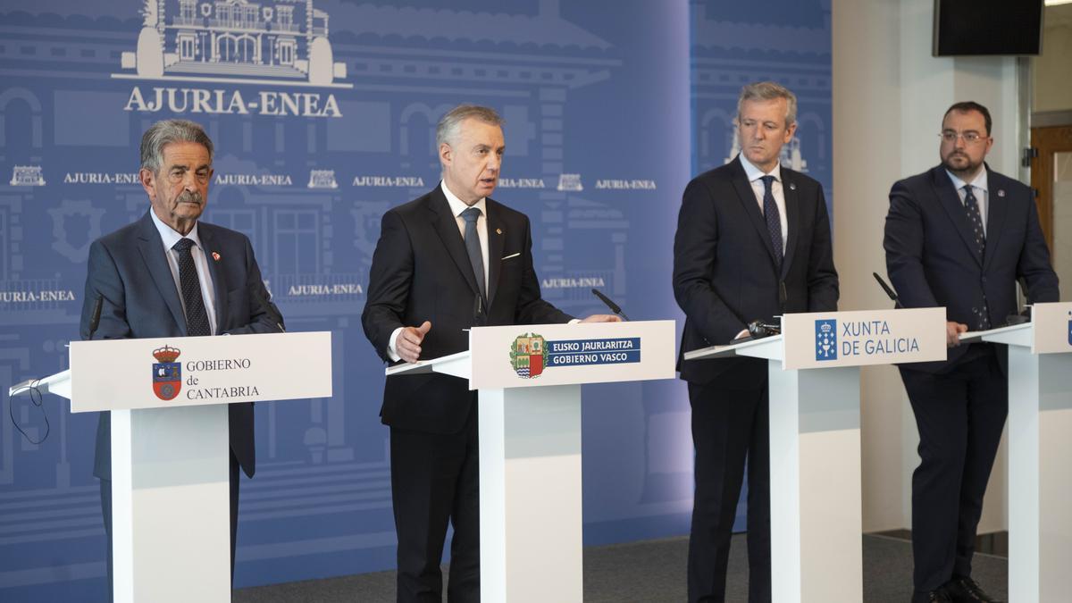 El lehendakari Urkullu, flanqueado por los presidentes de Cantabria, Galicia y Asturias