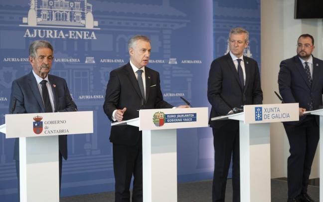 El lehendakari Urkullu, flanqueado por los presidentes de Cantabria, Galicia y Asturias El lehendakari Urkullu, flanqueado por los presidentes de Cantabria, Galicia y Asturias