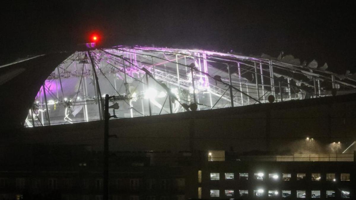 La cubierta del estadio de fútbol devastada tras el paso del huracán Milton.
