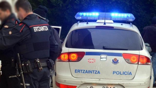 Agentes de la Ertzaintza en el transcurso de una intervención policial.