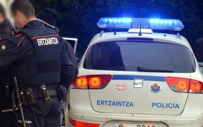 Agentes de la Ertzaintza en el transcurso de una intervención policial.