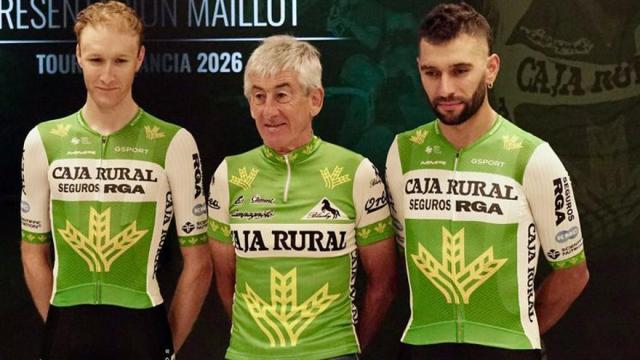 Imagen de la presentación del maillot que el equipo navarro empleará en el Tour sobre la base de la vestimenta de finales de los 80.