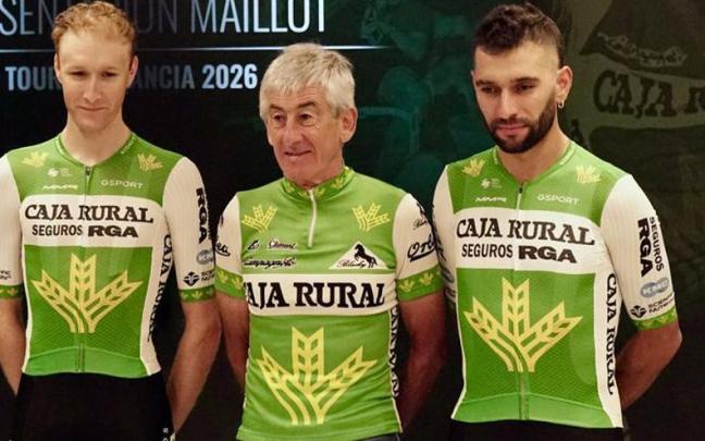 Imagen de la presentación del maillot que el equipo navarro empleará en el Tour sobre la base de la vestimenta de finales de los 80.