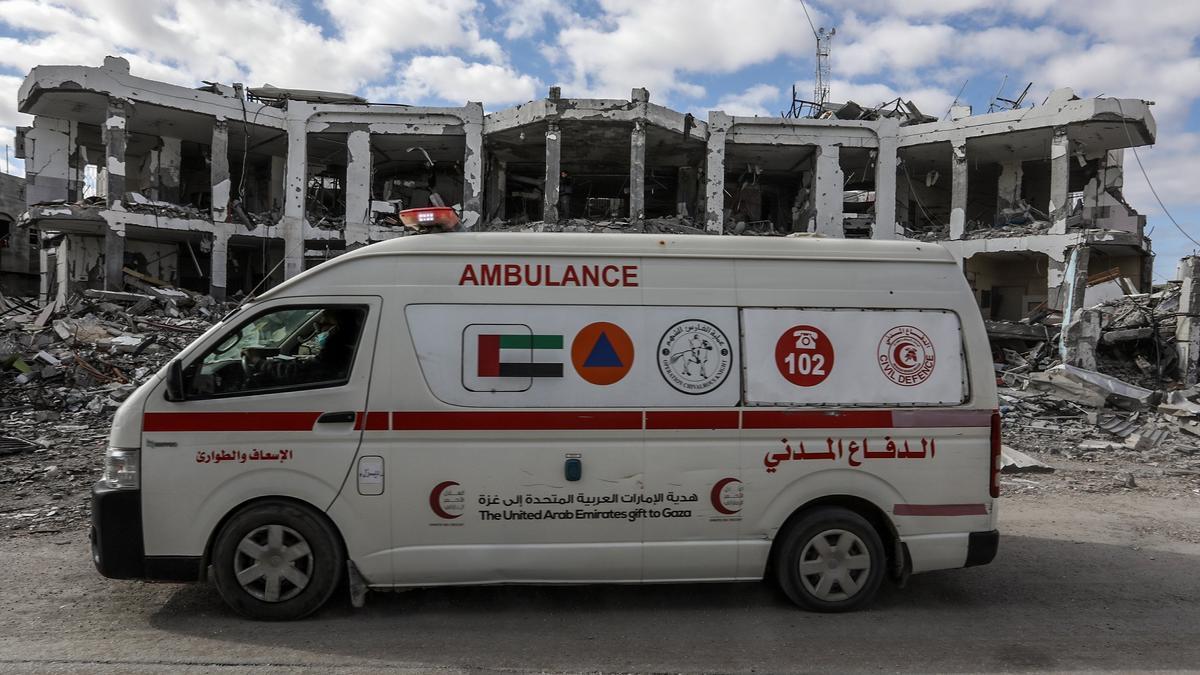 Una ambulancia frente al Hospital Abu Yousef Al-Najjar, destruido durante el asedio sobre el sur de la Franja.