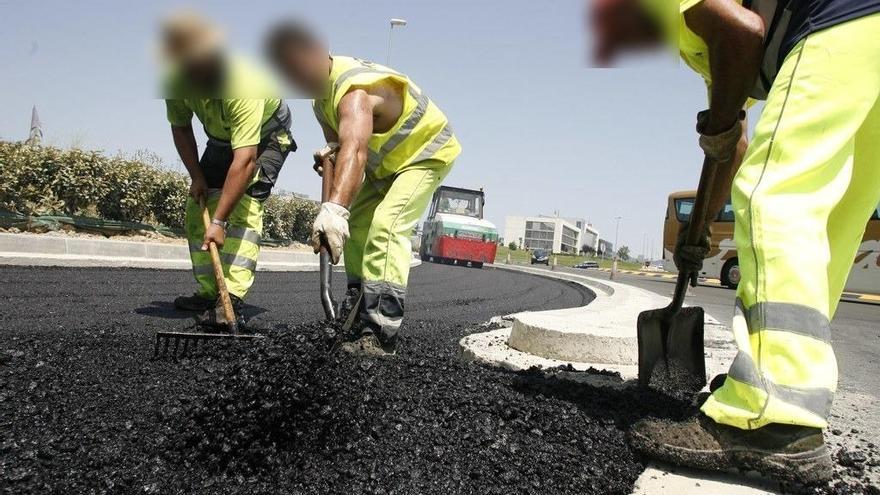 Unos obreros en unas obras de asfaltado