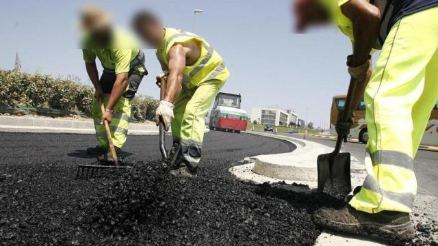 Unos obreros en unas obras de asfaltado
