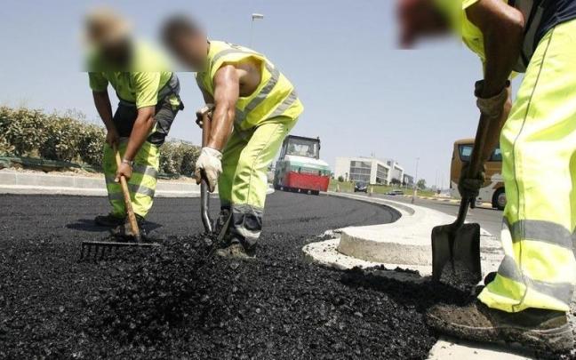 Unos obreros en unas obras de asfaltado