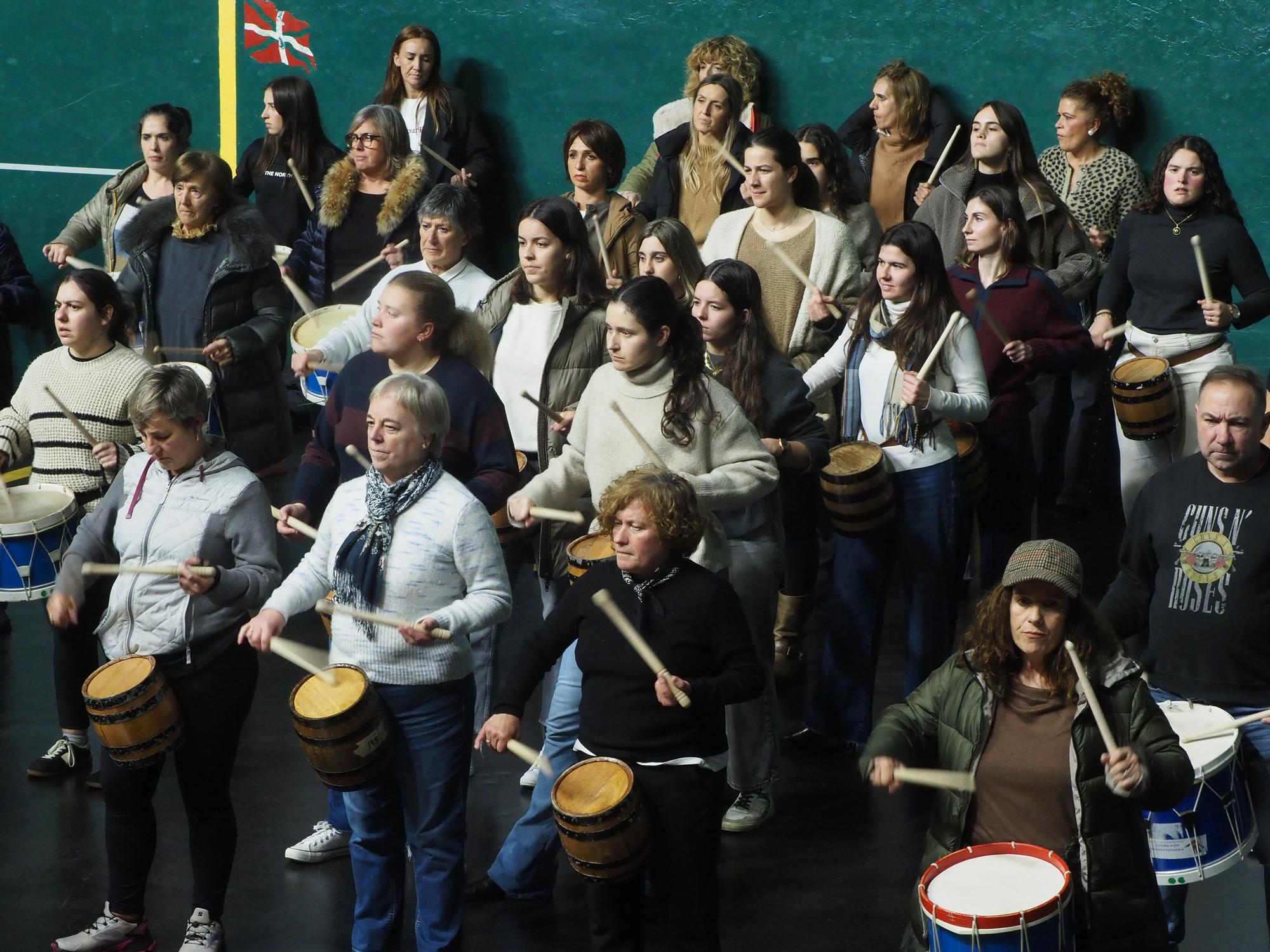 El fronton Gurea ha sido el punto de encuentro de los participantes en la tamborrada a lo largo de estas últimas semanas. durante el desarrollo de los ensayos.