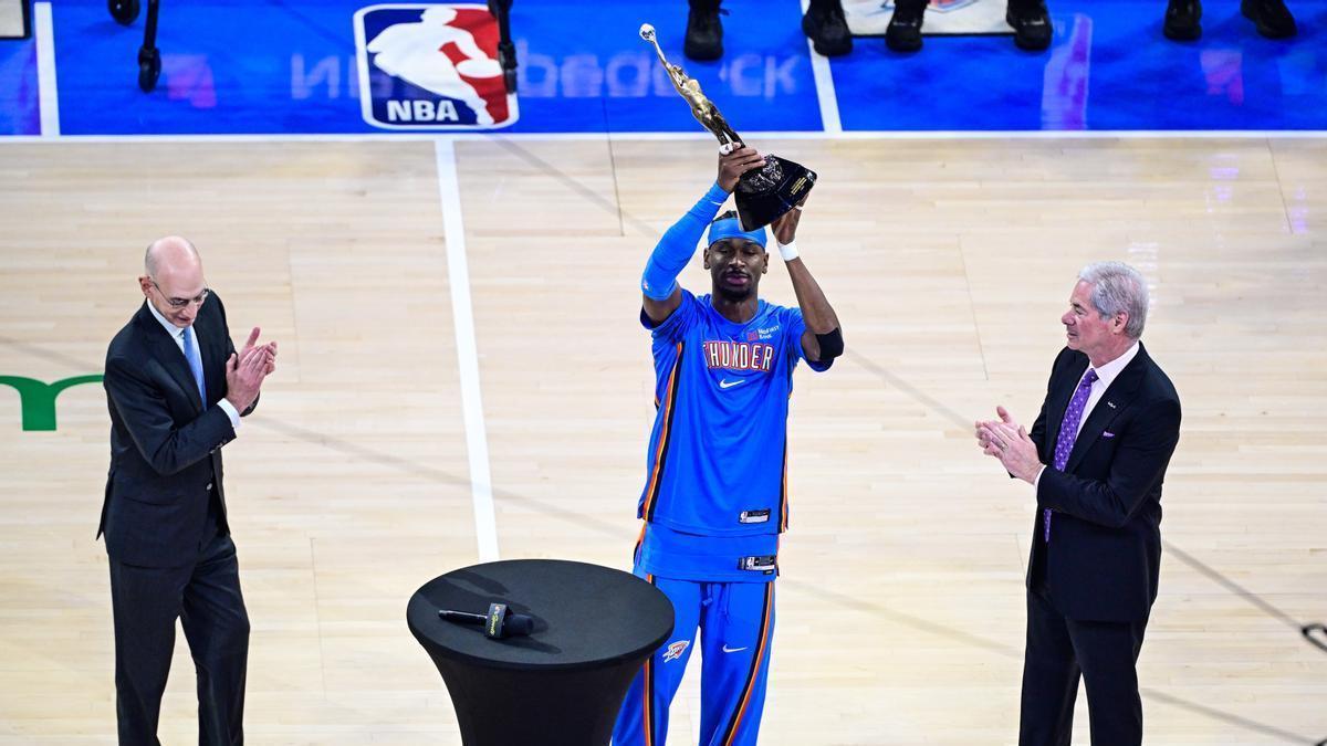 Shai Gilgeous-Alexander recibe el trofeo como MVP de la NBA.