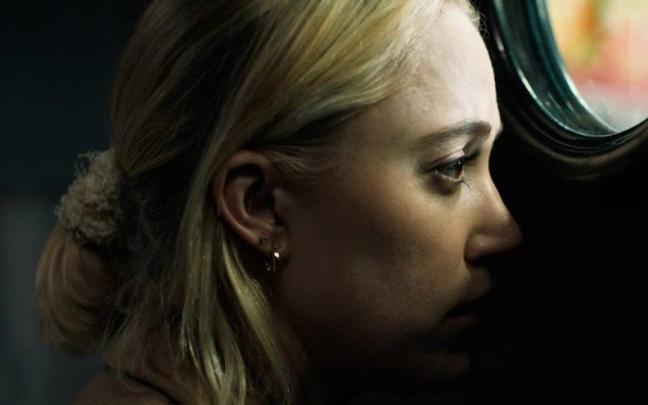 El extraño, con Maika Monroe, Burn Gorman, Karl Glusman, Daniel Nuta, Aida Economu y Madalina Anea El extraño, con Maika Monroe, Burn Gorman, Karl Glusman, Daniel Nuta, Aida Economu y Madalina Anea