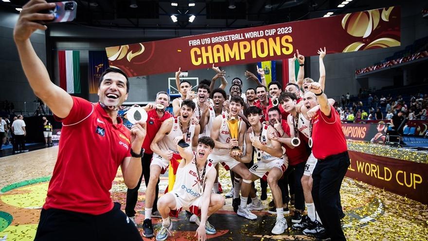 Roberto Molina, expreparador físico del Surne Bilbao Basket, se encargó de inmortalizar el selfi de los campeones del mundo Sub-19.