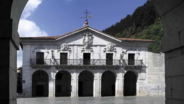 Vista de la plaza Kalegoen y la casa consistorial de Elgoibar..