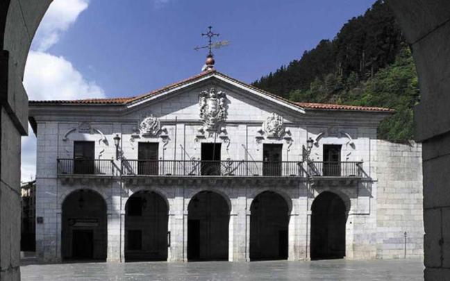 Vista de la plaza Kalegoen y la casa consistorial de Elgoibar..