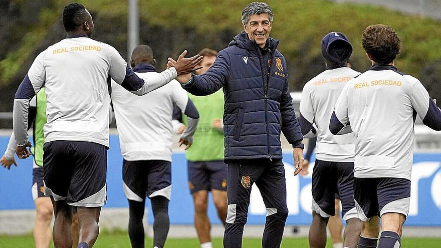 Imanol animando a sus jugadores en el entrenamiento previo al choque ante el Salzburgo. / RUBEN PLAZA