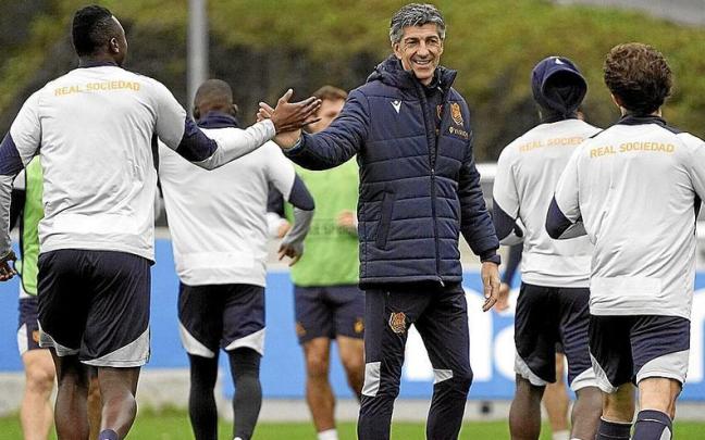 Imanol animando a sus jugadores en el entrenamiento previo al choque ante el Salzburgo. / RUBEN PLAZA