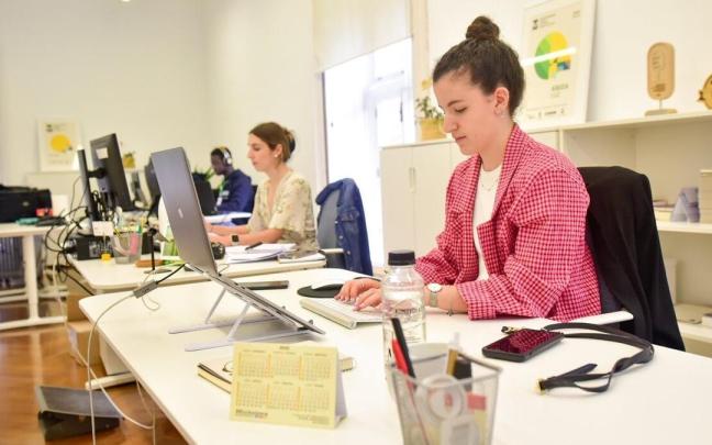 Gente joven trabajando en la oficina de comunicación del Palacio de Miramar durante el pasado verano Gente joven trabajando en la oficina de comunicación del Palacio de Miramar durante el pasado verano