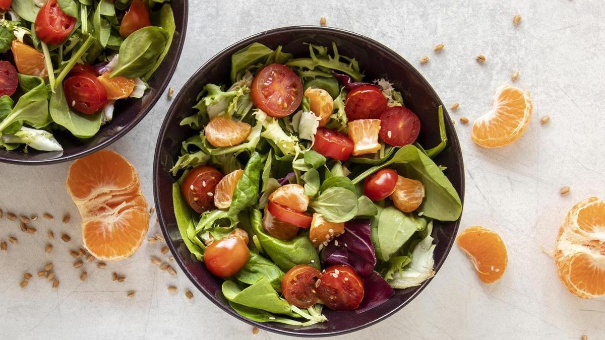 Ensalada con naranja, tomate y rúcula.