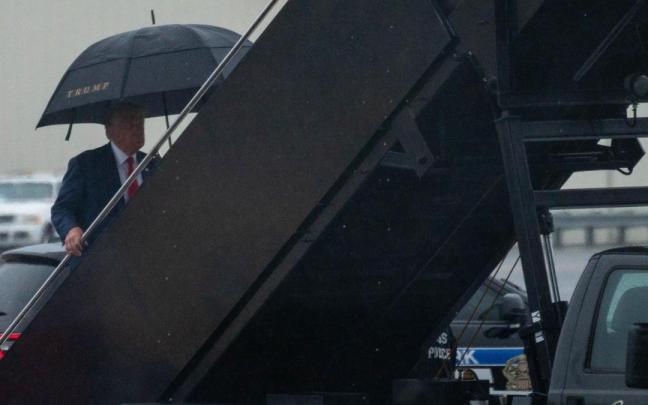 El expresidente estadounidense Donald Trump abandona Washington tras su comparecencia ante el jurado.