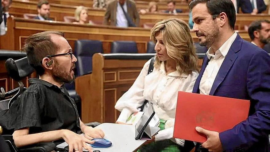 Pablo Echenique, conversando con Yolanda Díaz y Alberto Garzón en una sesión en el Congreso. | FOTO: E. PRESS