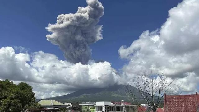 Erupción del volcán Mayón en la provincia de Albay.