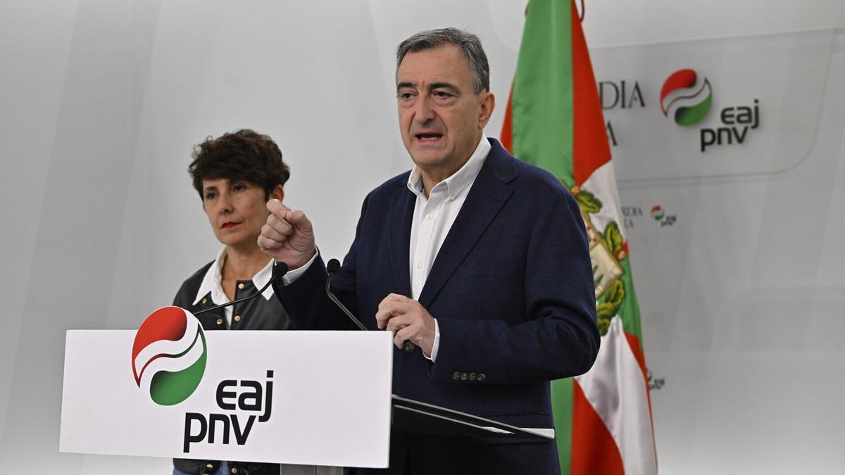 Aitor Esteban junto a Maribel Vaquero en la rueda de prensa que han ofrecido en Sabin Etxea.