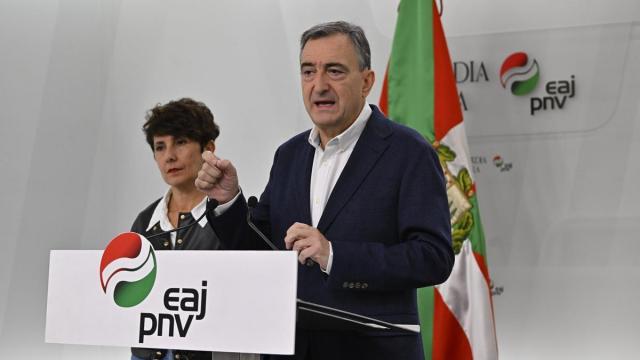 Aitor Esteban junto a Maribel Vaquero en la rueda de prensa que han ofrecido en Sabin Etxea.