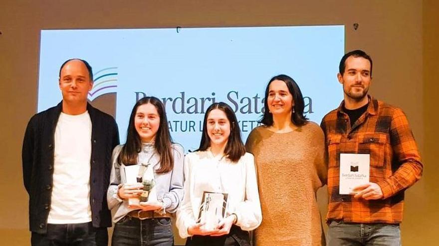 Amaia y Leire Sarasola con su último galardón.