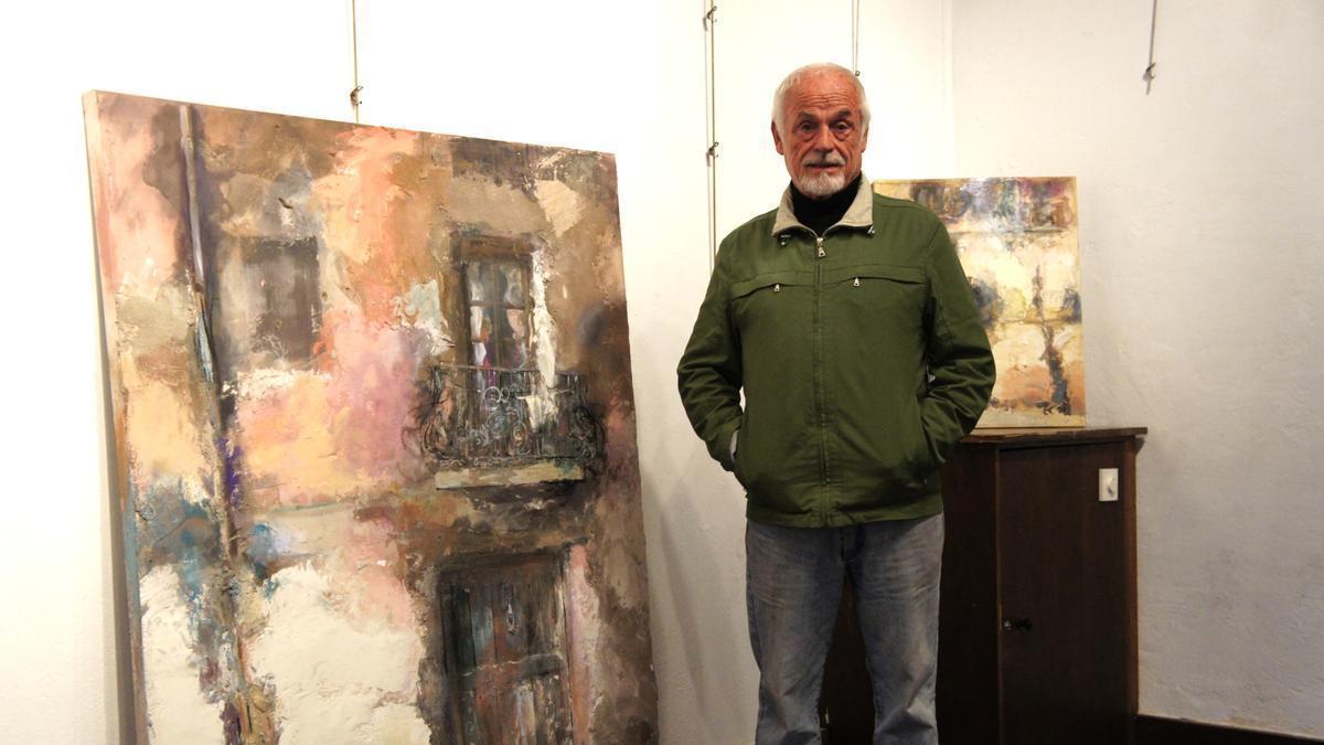 El pintor elgoibartarra durante la presentación de una exposición en su localidad natal en el año 2012