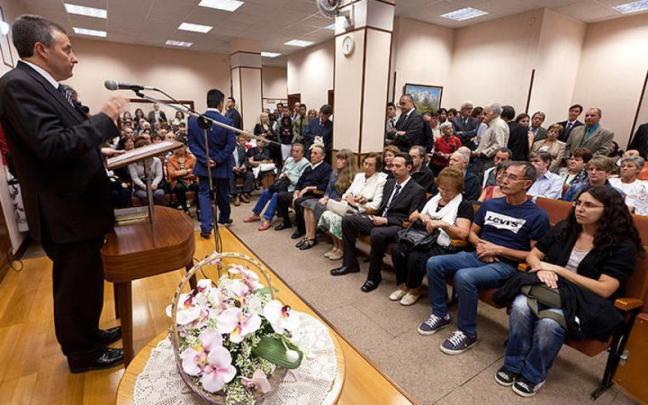 Testigos de Jehová, durante la celebración de un acto religioso en Laudio / Efe Testigos de Jehová, durante la celebración de un acto religioso en Laudio