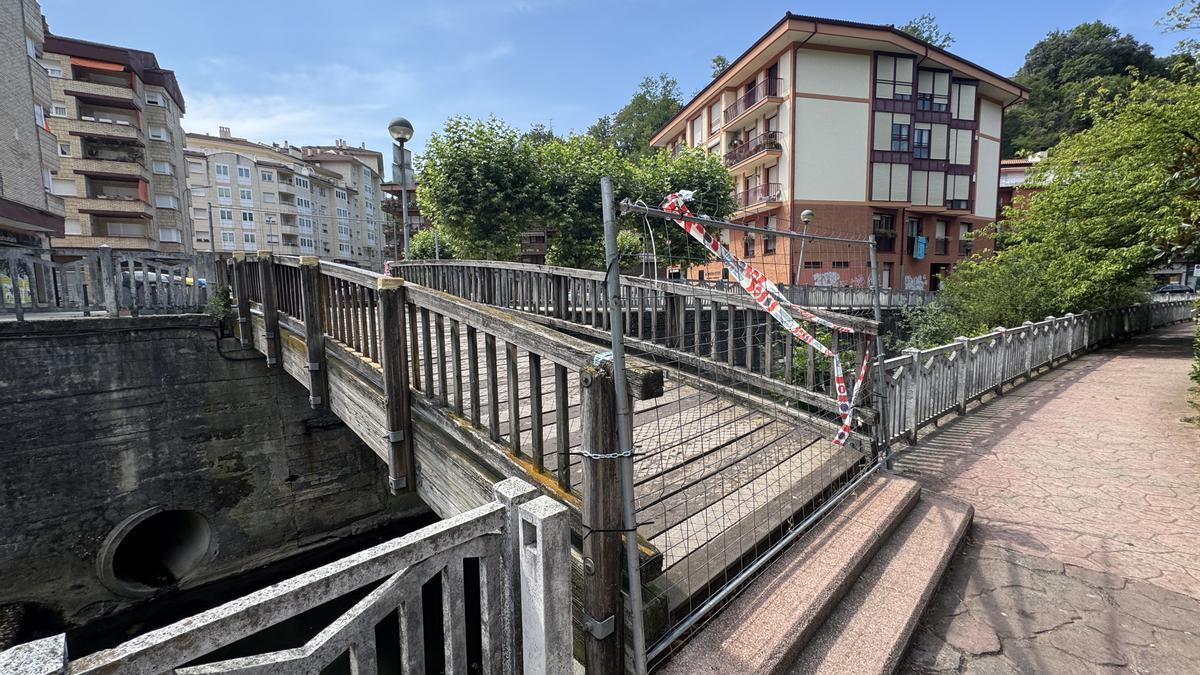 El puente, que comunica la parte baja de Santa Bárbara con Munar, permanece cerrado por riesgo de colapso.