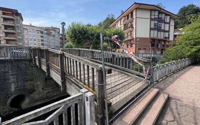 El puente, que comunica la parte baja de Santa Bárbara con Munar, permanece cerrado por riesgo de colapso.