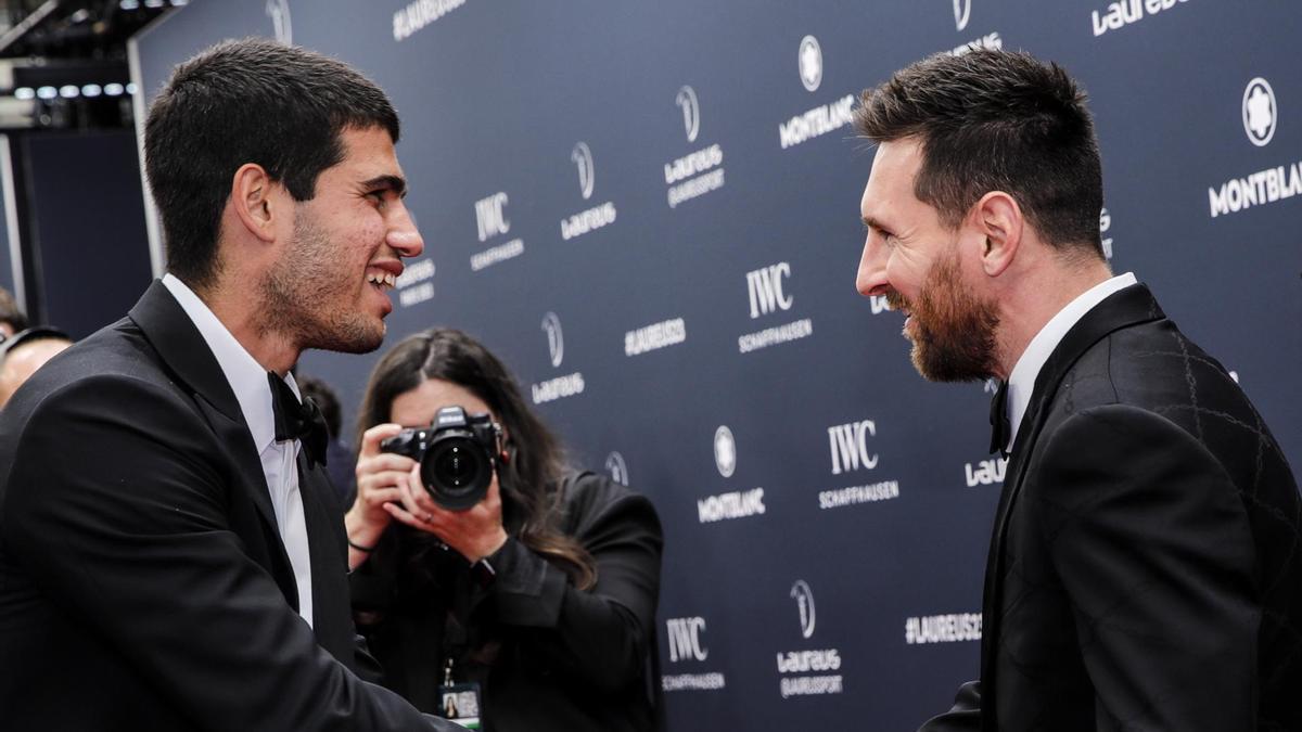 Carlos Alcaraz y Leo Messi saludándose antes de la entrega de premios