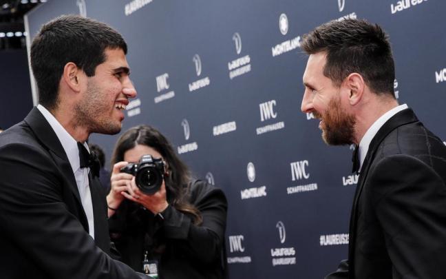 Carlos Alcaraz y Leo Messi saludándose antes de la entrega de premios Carlos Alcaraz y Leo Messi saludándose antes de la entrega de premios