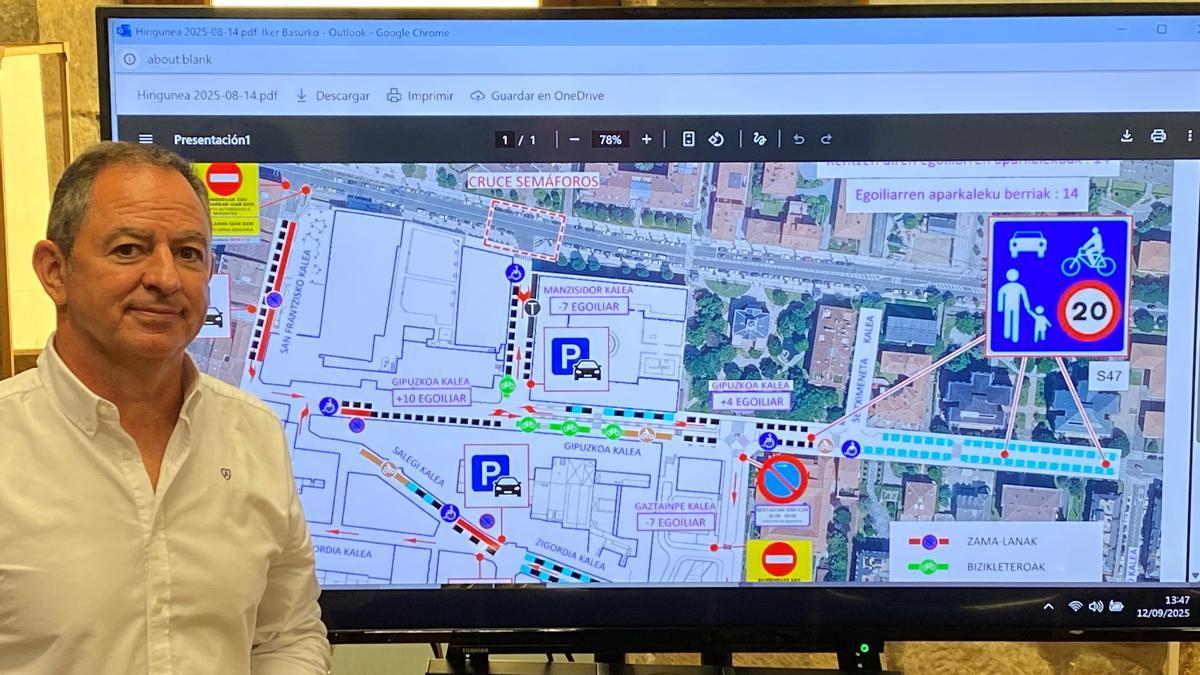 Iker Basurko, concejal de Movilidad, presenta la nueva zona de movilidad compartida.