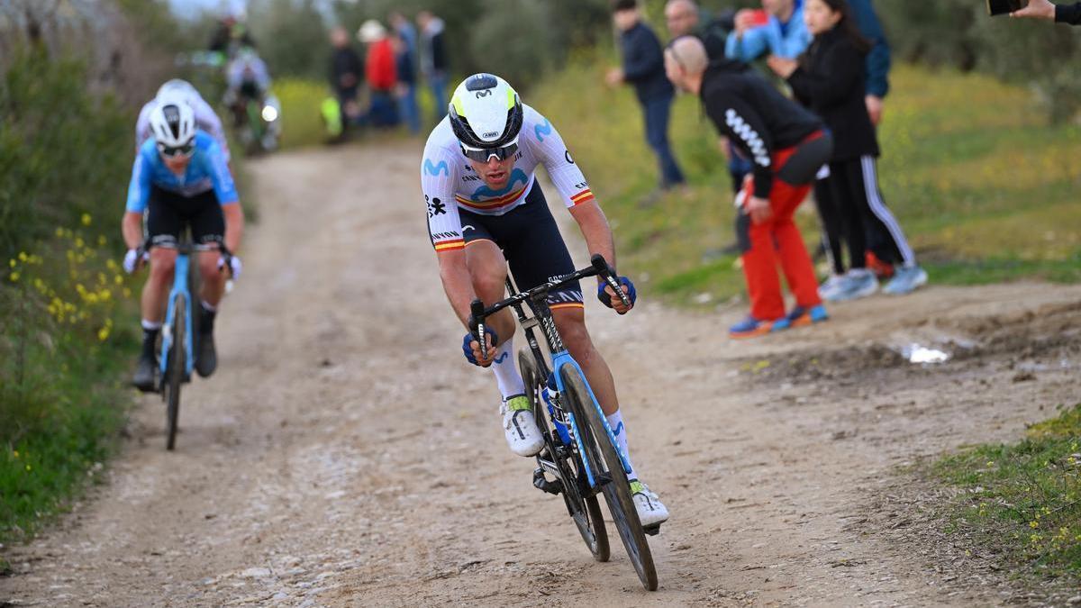 Oier Lazkano, durante un tramo de tierra de la carrera.