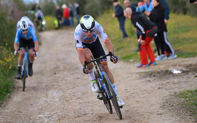 Oier Lazkano, durante un tramo de tierra de la carrera.